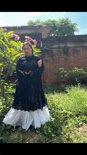 Atuendo de luto. Huipil brocado con aplicaciones de listón, enagua de Olán con organza de flores bordadas. Ajustable a cualquier talla. WhatsApp 971 116 2860 | El Baúl de Victoria