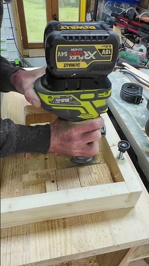 Installing the Banggood Enjoywood Router Lift for Palm Router.