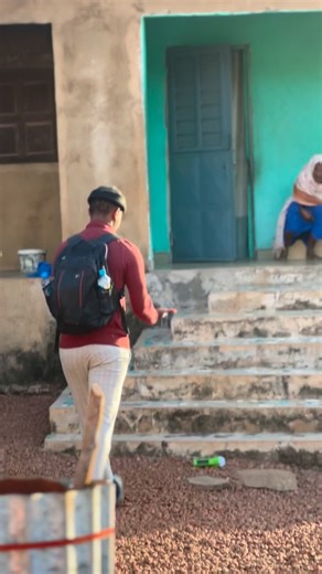 @diallo__abdallah_ on Instagram: "🤲 Priez pour ma grand-mère 🤲 C’était la dernière fois que je l’ai vue avant sa mort… c’étaient mes dernières vacances à ses côtés. Je n’ai pas connu l’amour d’une maman, c’est ma grand-mère qui m’a donné cet amour. Elle me protégeait, me défendait, et voulait me voir réussir. Quand j’étais petit je pensais qu’elle m’aimait plus que tous ses petits-fils… Aujourd’hui j’ai compris : elle donnait tout cet amour parce que j’en avais besoin plus que les autres, pour