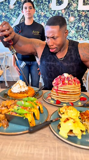 120K views · 1.6K reactions | Do you see those pancakes!丹 @honeyberrycafes • 4520 Frankford Rd suite 100a, Dallas, TX 75287 • • • • #restaurant #foodie #brunch #pancakes #waffles | Biggroove | Facebook