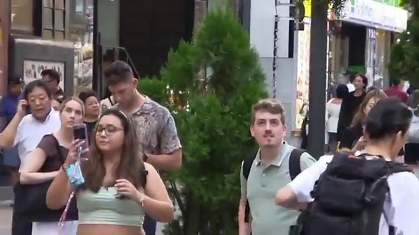 素晴らしすぎる景色だわ！外国人観光客が東京の大都会の景色を堪能する