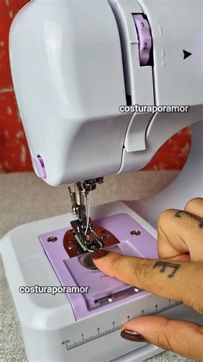 COSTURA POR AMOR on Instagram: "como encher a bobina da mini máquina de costura"
