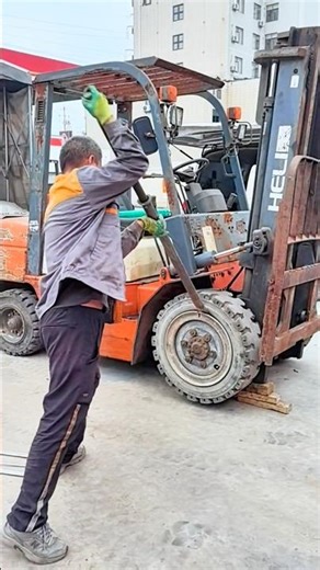 Manual Forklift Tire Removal — A Master’s Steady Technique!