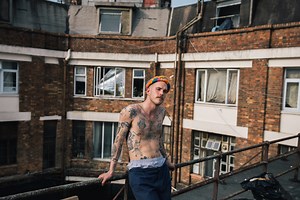 Dieser Typ tätowiert Schriftzüge auf Leute, ohne dass sie wissen, was sie bekommen