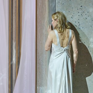 Richard Strauss' »Salome«, noch morgen und Samstag auf der Bühne der Wiener Staatsoper zu erleben. Hier geht es zu den Tickets ► https://fal.cn/SALOME_TICKETS Wie ein Fieberwahn glüht der hundertminütige Einakter, mutig sprengte der Komponist gleichermaßen Klang- und Moralvorstellungen seiner Zeit. Bis heute bannt die Musik durch ihre enorme Bildhaftigkeit, hochgepeitschte Emotionalität und scharfe, bisweilen grelle Figurenzeichnung. | Wiener Staatsoper