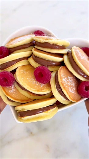 Pancakes 🥞🩷 Ingrédients : 170g de lait 180g de farine 30g de beurre 40g de sucre 1 œuf 1/2 sachet de levure chimique 1 pincée de sel Dans un saladier, versez la farine, le sucre, la levure chimique et le sel. Ajoutez l’œuf. A l’aide d’un fouet, versez le lait progressivement pour ne pas faire de grumeaux ainsi que le beurre fondu refroidi. Mélangez et laisser reposer 20 minutes. Cuire les pancakes dans la poêle à crêpe. ____________________ 🇬🇧 Ingredients: * 170g of milk * 180g of flour * 30