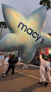 Universal Studios Holiday Parade Orlando Florida #universal #universalstudios #holidayparade #christmas #minion #shrek | Disney Parks With Love