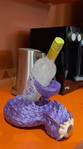 👁️ AN OUT-OF-THIS-WORLD BOTTLE HOLDER 🍾 Take your decor to another dimension with the Alien-Eye Bottle Holder from our Sci-Fi bundle BACKBITE CANTINA! Now in a stunning painted version, it’s the perfect fusion of art and function—your drinks have never looked this cosmic! 🚀🌌 Subscribe to Sci-Fi now and bring the galaxy to your home. Link in bio! 🍷💫 #WineHolder #SciFi #Art #FDM #3DPrintedProps #Prop #Props #Decor #TabletopGaming #Aliens #Wine #Bottle #3DPrinting #stlminiatures #Stls #Stl #F