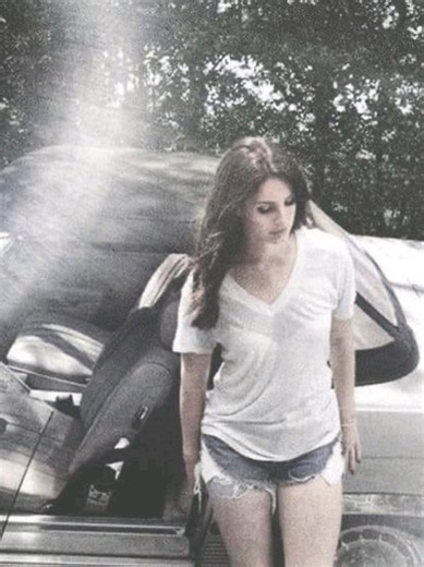 Lana Del Rey The Flight live performance clip - viral moment
