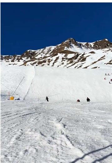 One minute you’re dealing with winter chaos, the next you’re spotting the perfect storage facility for your precious RV. We have the place where your RV can not only overwinter, but also get fully charged for your next adventure. #skier #snowbraking #rvstorage