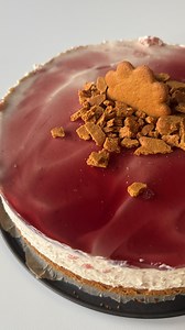 Glögi x piparkakku -kakku Pohja 250 g piparkakkuja 80 g voita sulatettuna Täyte 400 g maustamatonta tuorejuustoa 250 g mascarponea 3 dl kuohukermaa 200 g valkosuklaata 1 dl sokeria 2 tl vaniljasokeria 2 tl piparkakkumaustetta 4 liivatelehteä ½ dl vettä liivatelehdille Pinnalle 2 dl glögitiivistettä (tai valmista glögijuomaa) 2 liivatelehteä Murskaa piparit hienoksi. Sekoita joukkoon sulatettu voi. Painele massa leivinpaperilla vuoratun irtopohjavuoan pohjalle. Nosta jääkaappiin täytteen teon aja