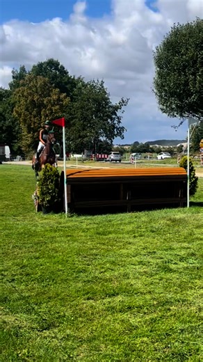 🇮🇪 Irish Junior Eventing Team Standings after Cross CountryAfter cross country, the Irish Junior Eventing Team sits in 7th place on a score of 120.6 penalties. France have taken the lead on 90.2 penalties followed by Italy on 96.6 penalties. 🐴 Individual Standings ✨Ciara O’Connor & Cooley Rebound – 33.4 (23rd)✨Carla Williamson & Powers (ISH) – 34.0 (25th) ✨Gearoid Bolger & Into Mischief – 53.2 (42nd) ✨Ali Fitzpatrick & Kelly – 55 (43rd) ✨Katie Gibbons & Milchem Free Spirit – 71.6 (49th) | Hor