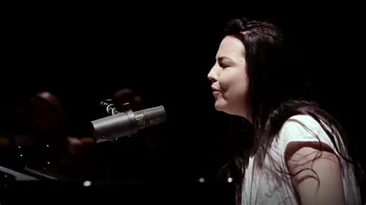🦋🔥Amy Lee of Evanescence is known for her powerful vocals and her ability to emote through her music. Her performance of the song