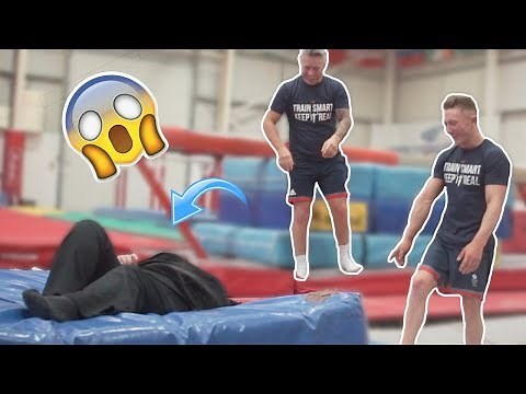 MY MUM TRIED GYMNASTICS! {Wipeout}