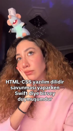 yazilimogreniyoruz on Instagram: "HTML ve CSS yazılım dili midir? Hayır. Ama çoğu kişi burada takılı kalıyor. HTML ve CSS sana “kod yazıyorum” hissini verir ama “yazılım mantığını” öğretmez. • HTML → Sayfada ne var onu söyler • CSS → Nasıl göründüğünü düzenler Ama şunlar yok: ❌ Karar verme ❌ Mantık kurma ❌ Gerçek problem çözme Bu yüzden: “HTML ve CSS biliyorum ama proje yapamıyorum” diyenlerin sayısı çok fazla. ⸻ Asıl kopuş nerede oluyor? İş JavaScript ve yazılım mantığına geldiğinde. Ve sorun ş