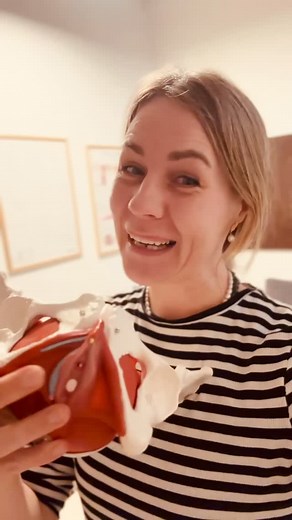 🧡 Der er ingen skam i vores kønslæber 🧡 Ord skaber virkelighed! Og dette ord hører ikke hjemme i vores tid! Vi møder mange skønne kvinder i studiet og klinikken, hvor de uskyldigt beskriver sig selv eller andre uden at være opmærksomme på ordets egentlige betydning og hvilken fortælling ordet har. Men at det netop stammer fra en tid hvor kvinders underliv og liv i det hele taget havde mindre værdi og til tider var det også forbundet med skam! Den tid er heldigvis forbi, og derfor skal vi ha’ æ