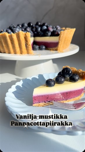 Itsenäisyyspäivään sopii täydellisesti tämä Vanilja-mustikka pannacottapiirakka. Tää on todella helppo ja nopea tehdä, toimii kätevästi myös gluteenittomana ja laktoosittomana ja on niin herkullista💙 Vanilja-mustikka Pannacottapiirakka Pohja: 300 g digestive-keksejä 100 g voita Hienonna keksit, sulata voi, sekoita ne yhteen. Painele leivinpaperilla vuoratun/öljytyn korkean irtopohjavuoan/irtopohjaisen piirakkavuoan (n. 22cm) pohjalle ja reilusti reunoille. Nosta kylmään täytteen teon ajaksi. Mu