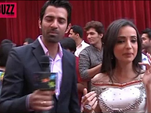 Arnav's ROMANTIC BED SCENE with Khushi in Iss Pyaar Ko Kya Naam Doon 27th July 2012