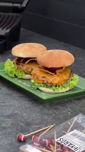 Werbung - TK Burger - Wenn es schnell gehen muss. So klappt es im OptiGrill perfekt. Einfach nach der Anleitung auf der Verpackung richten, und bedenken, dass der OptiGrill von beiden Seiten gleichzeitig grillt. Hier war es dann einfach 7 Minuten auf voller Stufe. Klappt perfekt. #optigrill #burger #hamburger #optigriller #grillen | Der OptiGriller