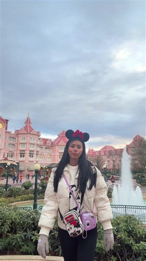 Comiendo sandwich Pero en Disney #disneyparis