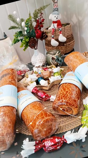 1.1K views · 16 shares | 勺 Kedves Vendégeink! 勺 Bejgli előrendelèseket Dec 12-ig tudjátok leadni! A bejglik 4 fèle ízben kaphatók: Hagyományos mákos ès diós, illetve meggyes- mákos ès áfonyás diós ízből lehet választani . Gyertek ès kóstóljátok meg mindet!殺 Ès ne feletkezzünk meg a prèmium minősègű szaloncukorról se!珞  Lètai út 51. | Édes kísértés | Facebook