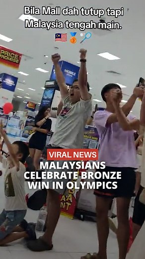 661K views · 17K reactions | Aaron Chia and Soh Wooi Yik won Malaysia's first medal in the Paris 2024 Olympics last night. This is how Malaysian's all over Malaysia celebrated; in true Malaysian style   #olympics #parisolympics #pearthin #chiasoh #summergames #olympics2024 #badminton #malaysia #gold #sports #athletes #paris #medal #bronze #mamak #win #aaronchia #sohwooiyik | The Smart Local Malaysia | Facebook