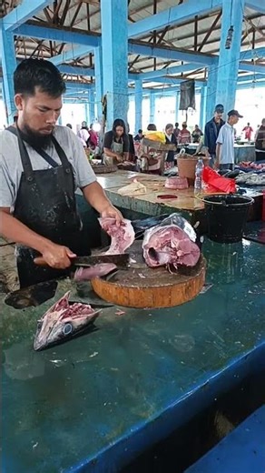 Watch tuna being cut by expert tuna cutters #fish #fillet #seafood #lokalmarket #fypシ゚viral