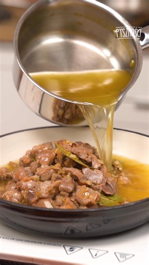 Gulasz z żołądków drobiowych - znacie, lubicie? 🙂 Składniki: 800 g żołądków drobiowych 40 g masła(do smażenia) 1 cebula 3 marchewki 4 ząbki czosnku 4 liście laurowe 5-6 ziela angielskiego 1 l bulionu 125 ml śmietanki 30% 1 łyżka mąki pszennej Gotować pod przykryciem przez 1 godz. i kolejne 30 minut po dodaniu marchewki. Na koniec zagęścić sos, zahartowaną śmietanką z mąką. | Pyszności