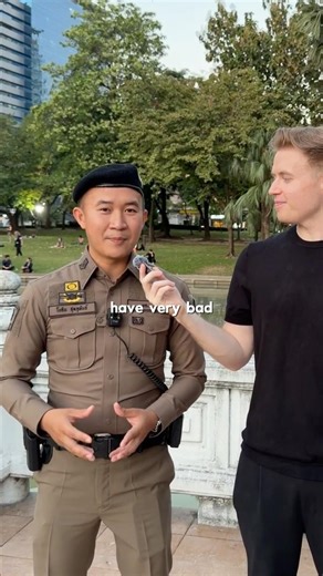 Thai policeman gives a warning to foreigners about this.. 🇹🇭