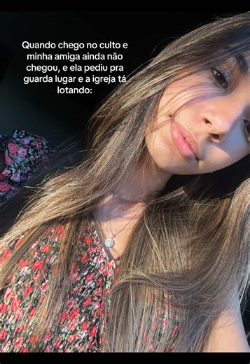 Quando a amiga atrasa no culto, e a igreja enche
