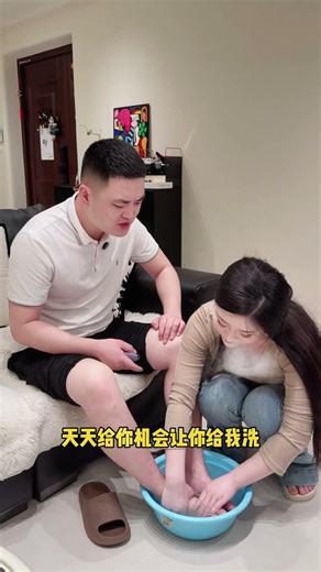 Give her a chance to wash your feet! #XiaoXixi# Funny