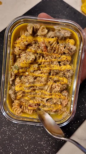 32K views · 242 reactions | 8oz 96/4 beef 1 serving protein pasta 2 servings peppers Sauce 88g plain greek yogurt Hot sauce 2 seevings queso cheese Seasonjng if you want to spice it up #gym #gymmotivation #bodybuilding #weightloss #diet #protein | Cooking For Gains | Facebook