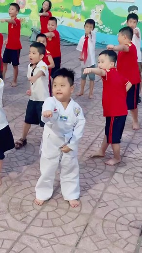 Bum học võ, vắng mặt mẹ cái là tự nhiên như ở nhà luôn