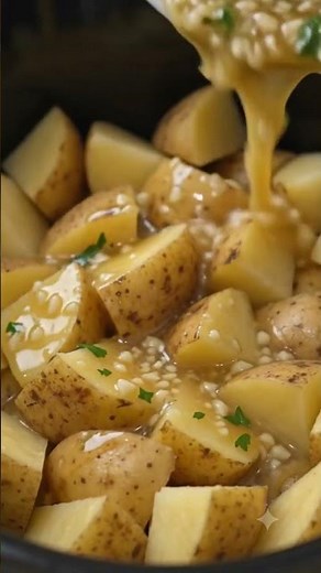 🥔 Slow Cooker Garlic Herb Potatoes