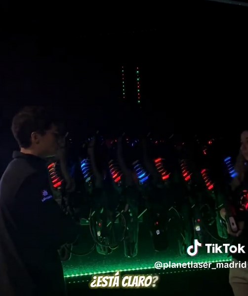 Preparativos para jugar Laser Tag en Planet Laser