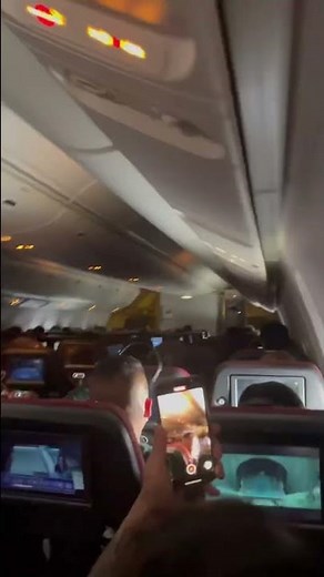 乱気流の中飛行する飛行機。揺れが凄すぎて乗客から悲鳴が、、、#飛行機 #乱気流