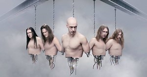 Beast In Black presenta el video para "Midnight Rendezvous", el primer adelanto de su tercer disco "Dark Connection" que se lanza el 29 de Octubre por Nuclear Blast. El video lo pueden ver https://bit.ly/BIBMidnight "'Moonlight Rendezvous' es una enorme historia de amor #cyberpunk oscuro que marca el nuevo y valiente giro en el viaje de #BeastInBlack. Parecía una misión imposible encapsular una historia que merecía una película en solo seis minutos sin que pareciera un trailer y que aún así tuvi