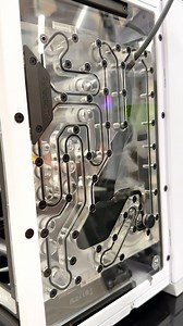 L’additivo Go Chiller al grafene rende i nostri custom loop ancora più efficienti, dissipando il calore in modo efficace! E che dire…la sua colorazione era perfetta per questa build black and white che abbiamo realizzato 🦾 #customloop #gamingrig #customwatercooling #gamingsetup #rig #gamingpc | Drako.it