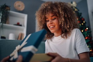 Christmas Gift Guide: 31 Gift Ideas for College Women (2025)