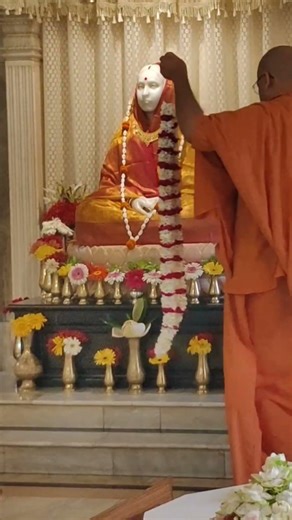 আজকের পুণ্য প্রভাতে।। শ্রী শ্রী মাকে মাল্যদানের অপূর্ব মুহূর্ত টি দেখুন।। ৯ ই এপ্রিল ২০২৬