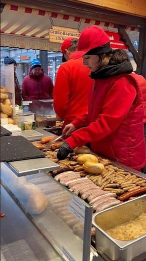 🌭 🎄 Germany’s Tastiest Bratwursts at the Nuremberg Christkindlesmarkt – A True Holiday Classic ✨