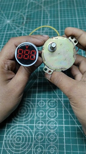 How to Generate Free AC Voltage with a Synchronous Motor & Digital Voltmeter #Shorts #DIYGenerator