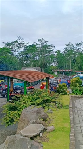area parkir jeep wisata destinasi batu alien lava tour merapi full senyum #jeepmerapi #lavatourmerapi #reservasijeepmerapi #wisatajogja #klgadventure