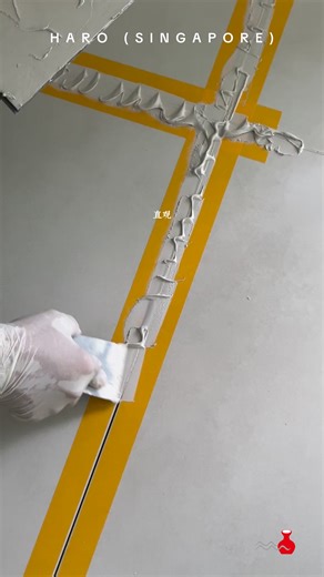 🎥 Epoxy Sand Finishing | Flat Seam Craftsmanship at Its Best! Many people think the job is done once the epoxy sand is applied, but the real difference in quality comes from the final step — professional surface cleaning 🧽 In the video, you can clearly see the transformation: 👉 Before cleaning: the surface still has floating sand and epoxy residue, the color looks dull and uneven, and the joints appear slightly rough. 👉 After cleaning: the dust is completely removed, the natural color of the