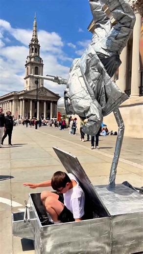 How Silverman Statue does magic.