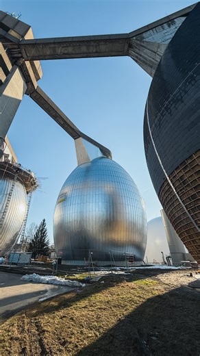 LINZ AG on Instagram: "Seltsame Dinge passieren am Gelände unserer Kläranlage in Asten. Man munkelt, es wurden silberglänzende Alien-Eier gesichtet?! 😮 Unsere neuen silbernen Faulturm-Verkleidungen bringen nicht nur besseren Dämmschutz, sondern vor allem echtes Netflix‑Potenzial mit. Willkommen im Paralleluniversum der Kläranlage Asten. 😉 #LinzAG #Linz #Kläranlage"