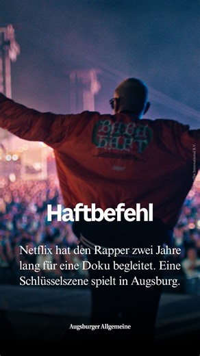 Augsburger Allgemeine on Instagram: "Achtung, Spoiler ⚠️ Ein Filmteam von Netflix hat den Rapper Haftbefehl zwei Jahre lang begleitet. Die Doku, die daraus entstanden ist, zeigt eine sehr persönliche Seite des Rappers zwischen Depression und Drogensucht. Eine der emotionalsten Szenen ist im Augsburger Hotelturm entstanden. 🎥: Tim Graser"