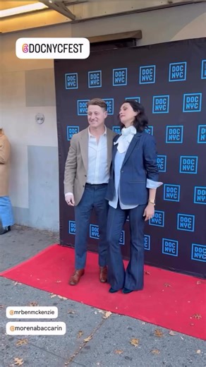 Ben insieme a sua moglie Morena alla première del suo film documentario "Everyone Is Lying to You for Money" ❤️ | Benjamin McKenzie Italia