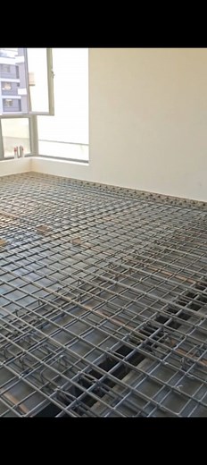 RCC Slab Reinforcement 🧱 | Perfect Rebar Mesh Setup --- 📝 Description: Dekho bhai, yeh hai RCC slab ka steel reinforcement ready position me — pura floor area par rebar mesh ekdum grid pattern me tie kiya gaya hai 🔥 Main bars, distribution bars, extra reinforcement sab design ke hisaab se spacing ke saath laga hua hai. Cover blocks se steel ka level maintain kiya gaya hai taaki concrete ke andar sahi cover mile 😎👷‍♂️ Is se: ✔️ Slab ko uniform strength & load distribution milta hai ✔️ Cracks