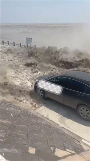 Rushing and floating a car, the power of tidal bore wave 这车要被卷走了，看一下钱塘江大潮的威力 #chinatravel #旅遊 #旅行#大潮